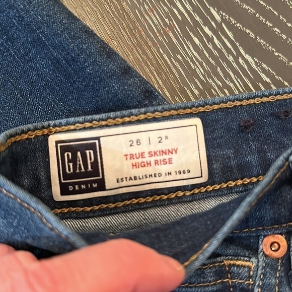 GAP true skinny high rise, medium wash, light distressing, size 26 - Picture 9 of 11